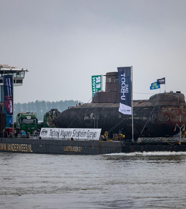 Transport des U-Boots U17 über den Rhein