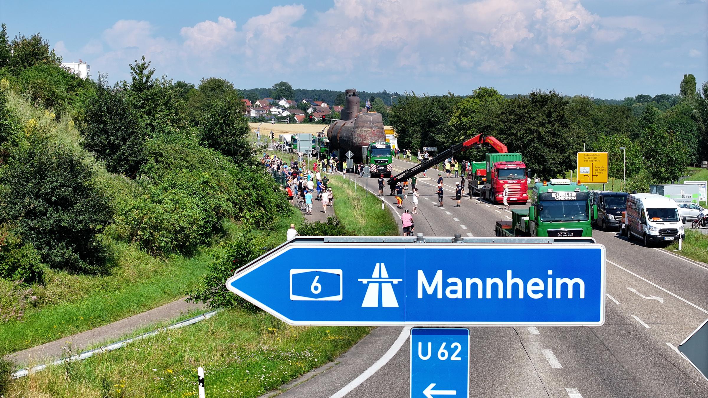 Das U-Boot fährt auf der gesperrten Autobahn