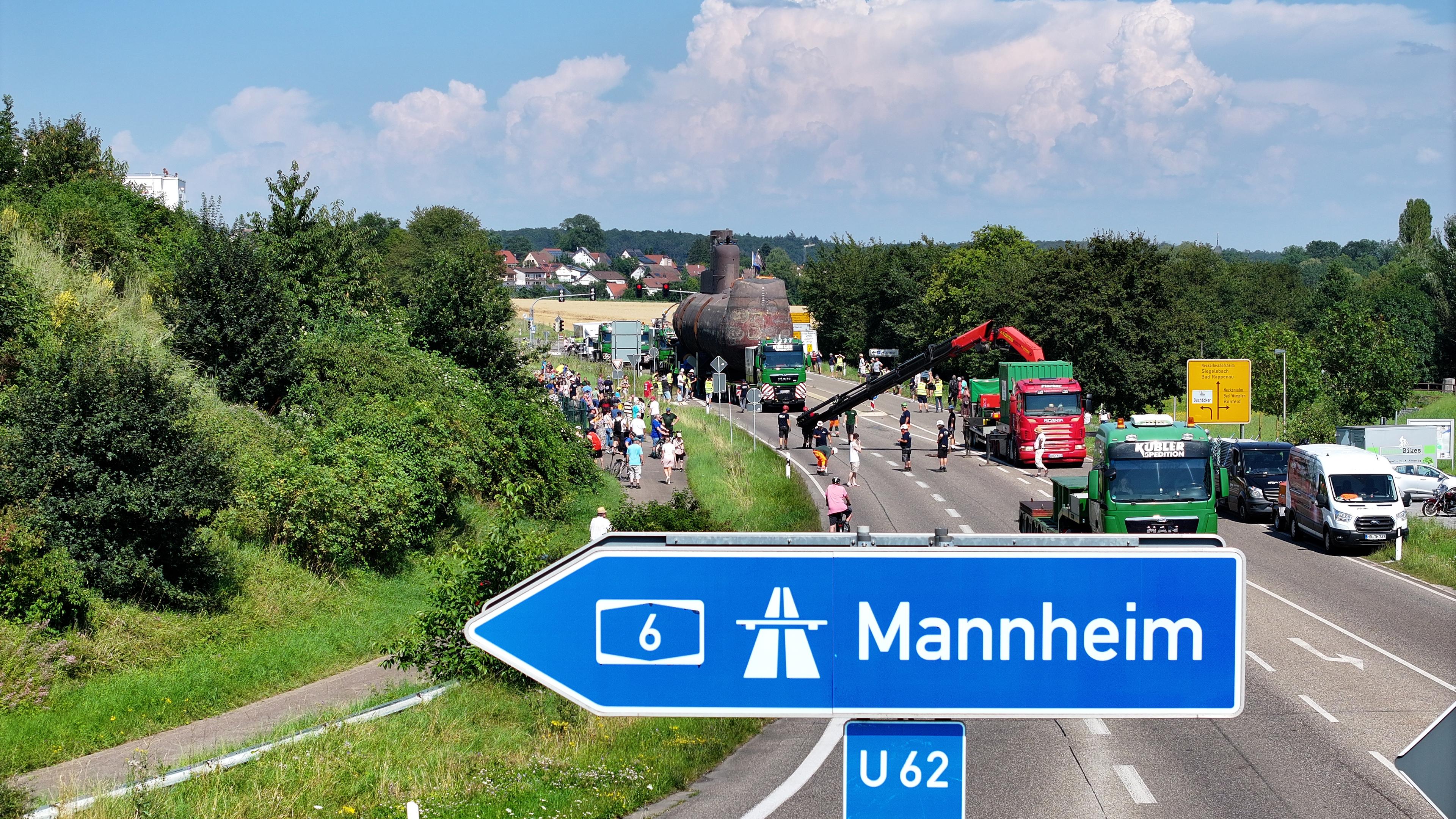 Das U-Boot fährt auf der gesperrten Autobahn