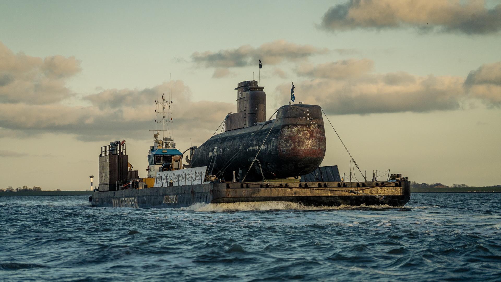 U-Boot auf einem Ponton auf dem Meer
