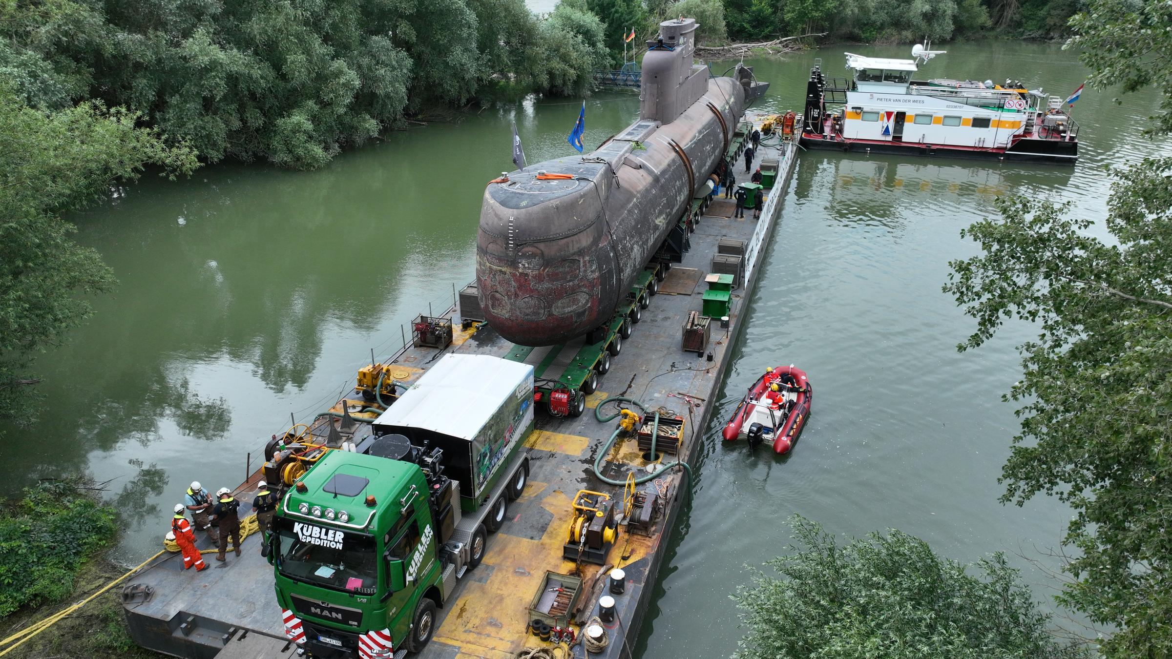 Das U-Boot wird vom Lkw auf den Ponton geladen.