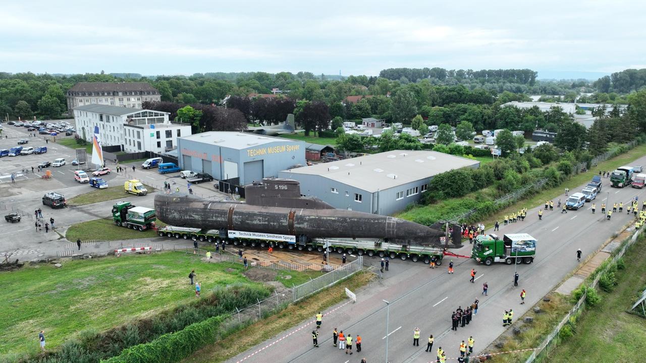 Das U-Boot wird auf einem Lkw um die Kurve transportiert