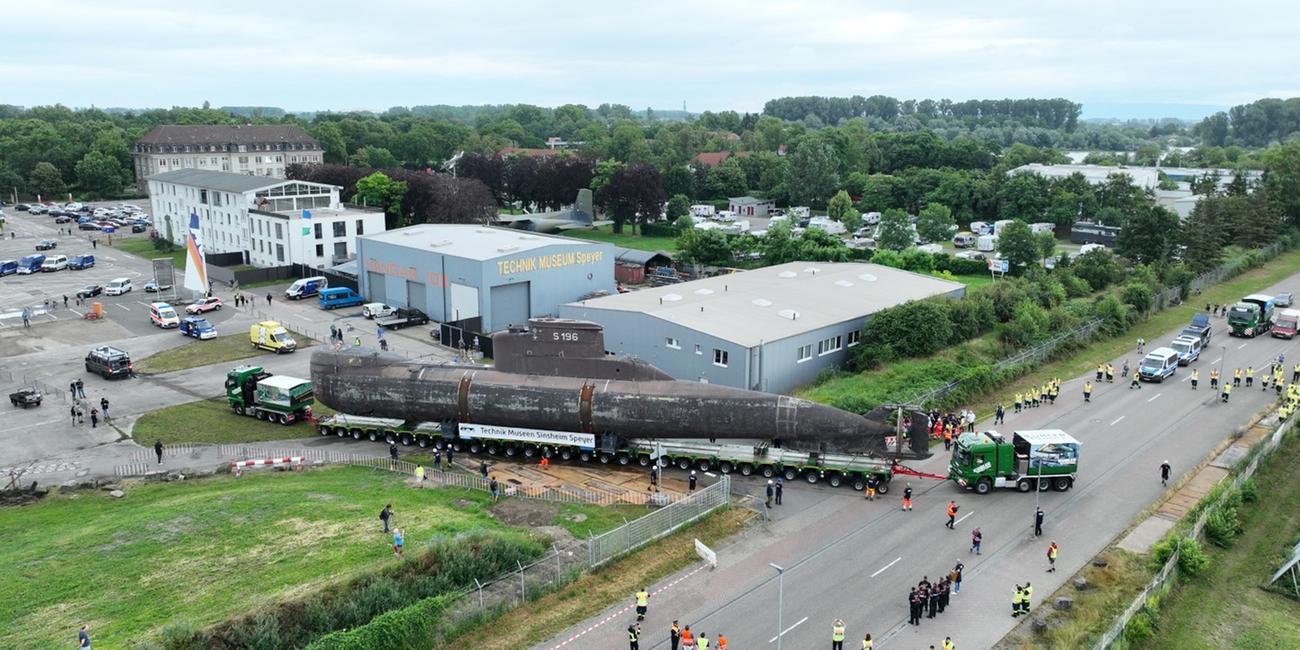 Das U-Boot wird auf einem Lkw um die Kurve transportiert
