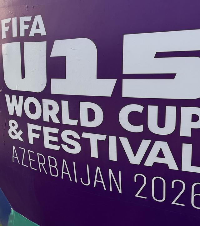 Das Fußball-Gelände in Baku wurde in diesem Sommer errichtet.