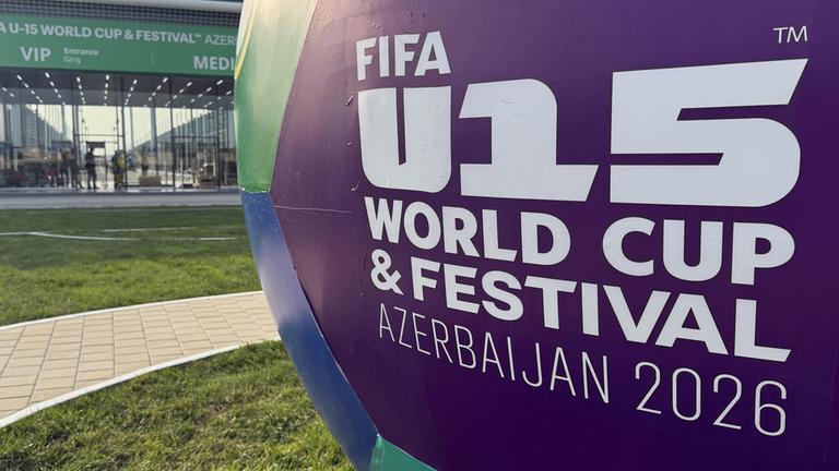 Das Fußball-Gelände in Baku wurde in diesem Sommer errichtet.