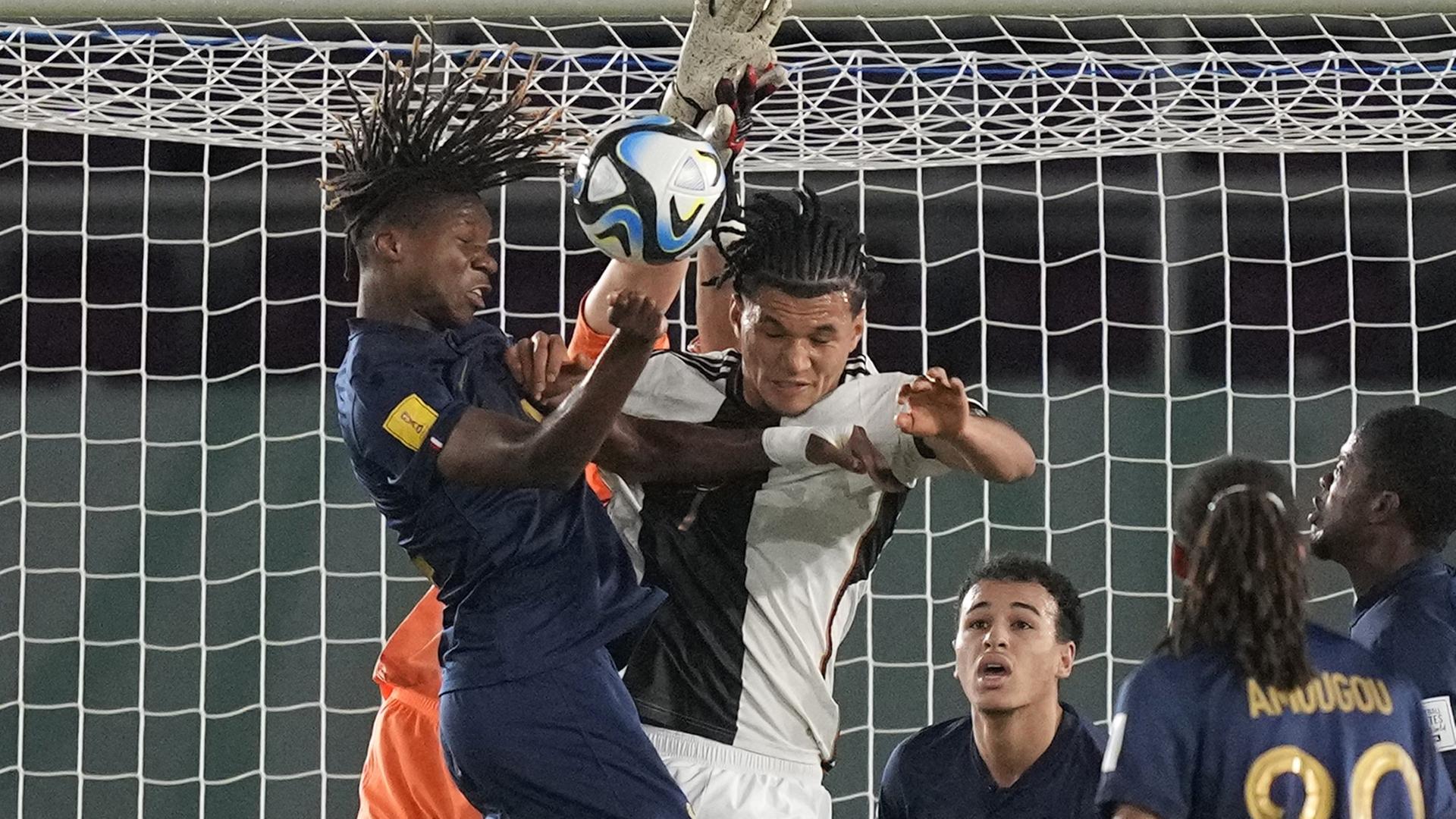 Deutschlands Paris Brunner und Frankreichs Fode Sylla im Kampf um den Ball beim U17 WM Finale in Surakarta am 02.12.2023.