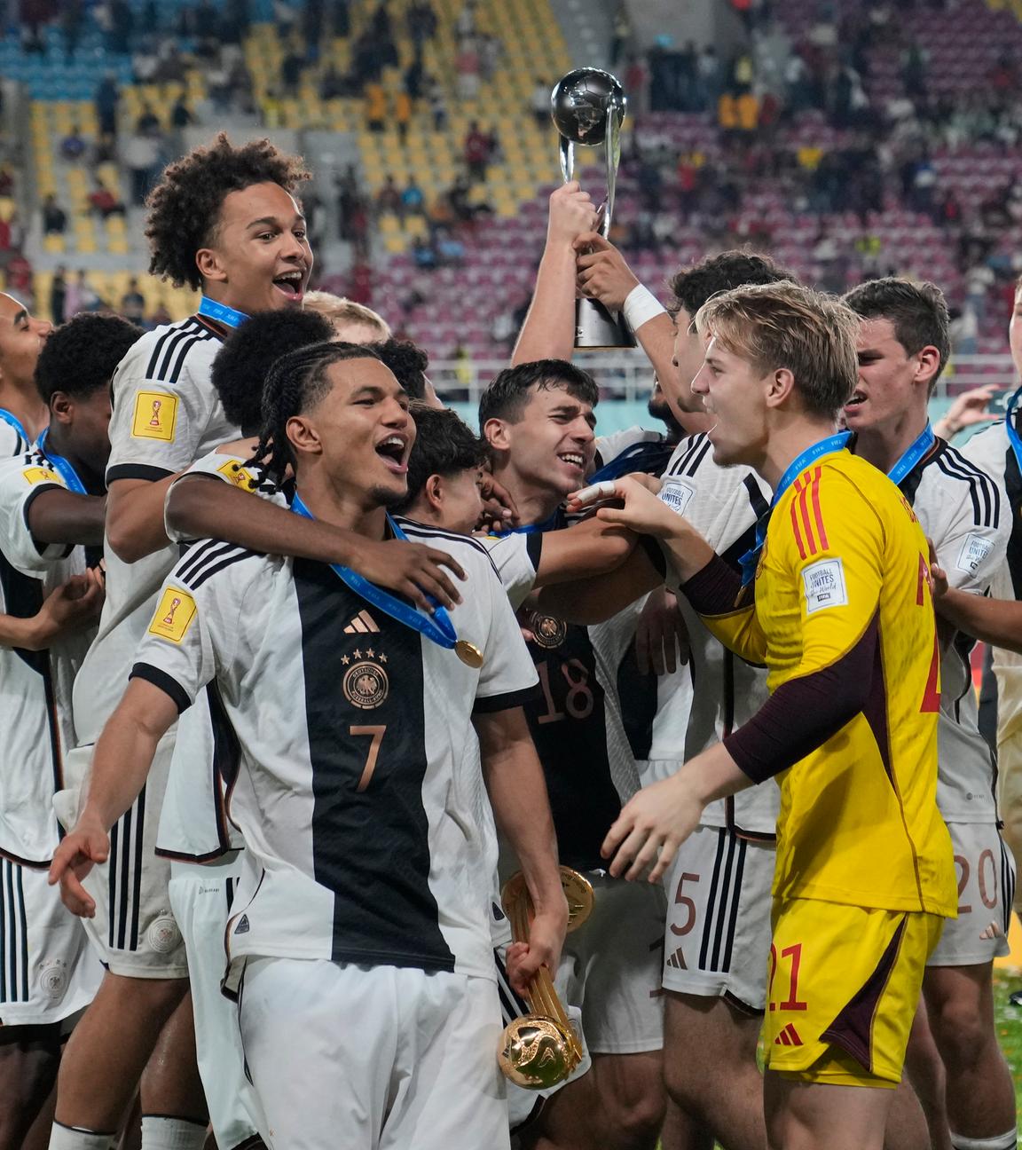 Die deutsche U17 Mannschaft jubelt zum Sieg am 02.12.2023.