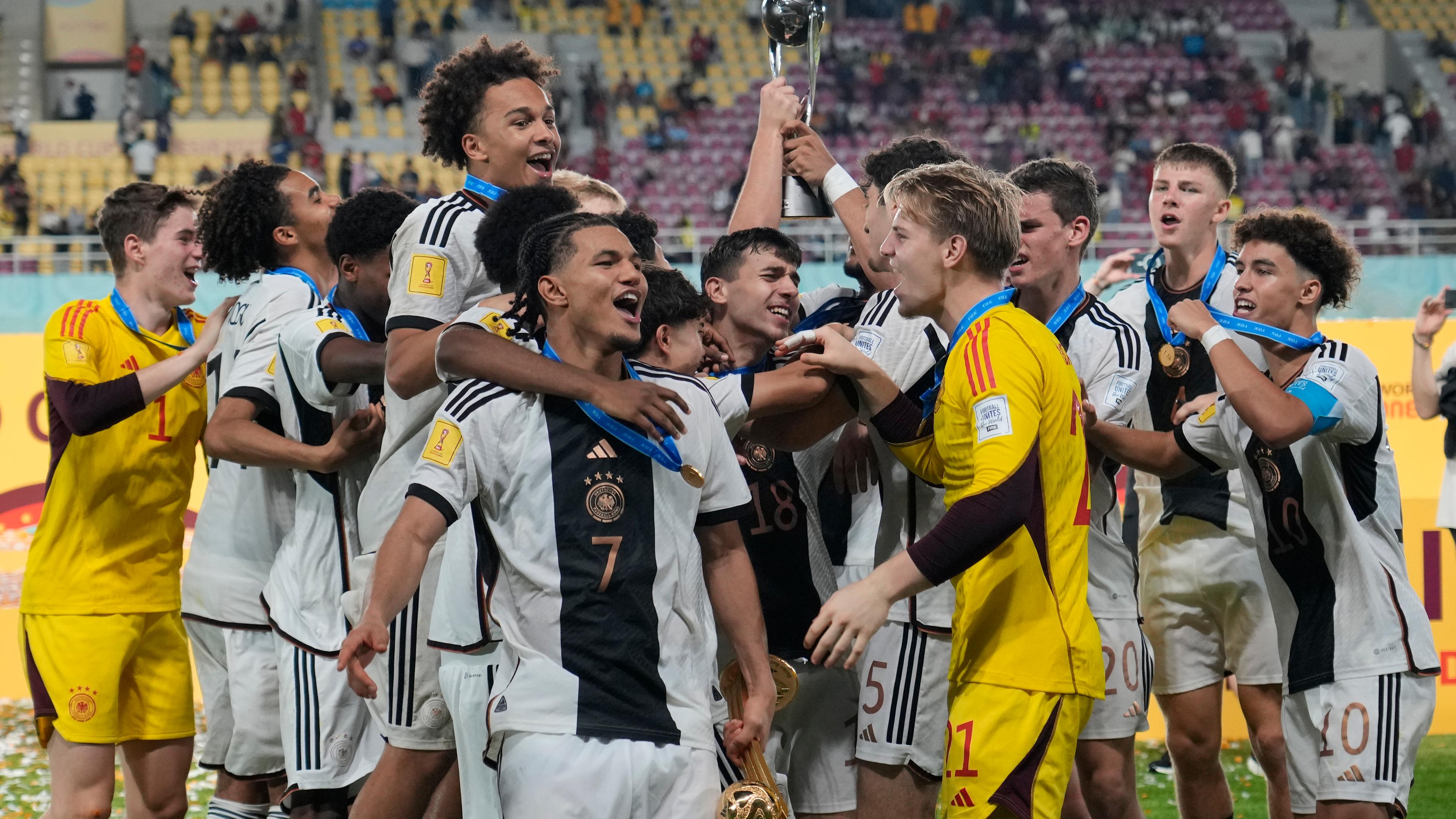 Die deutsche U17 Mannschaft jubelt zum Sieg am 02.12.2023.