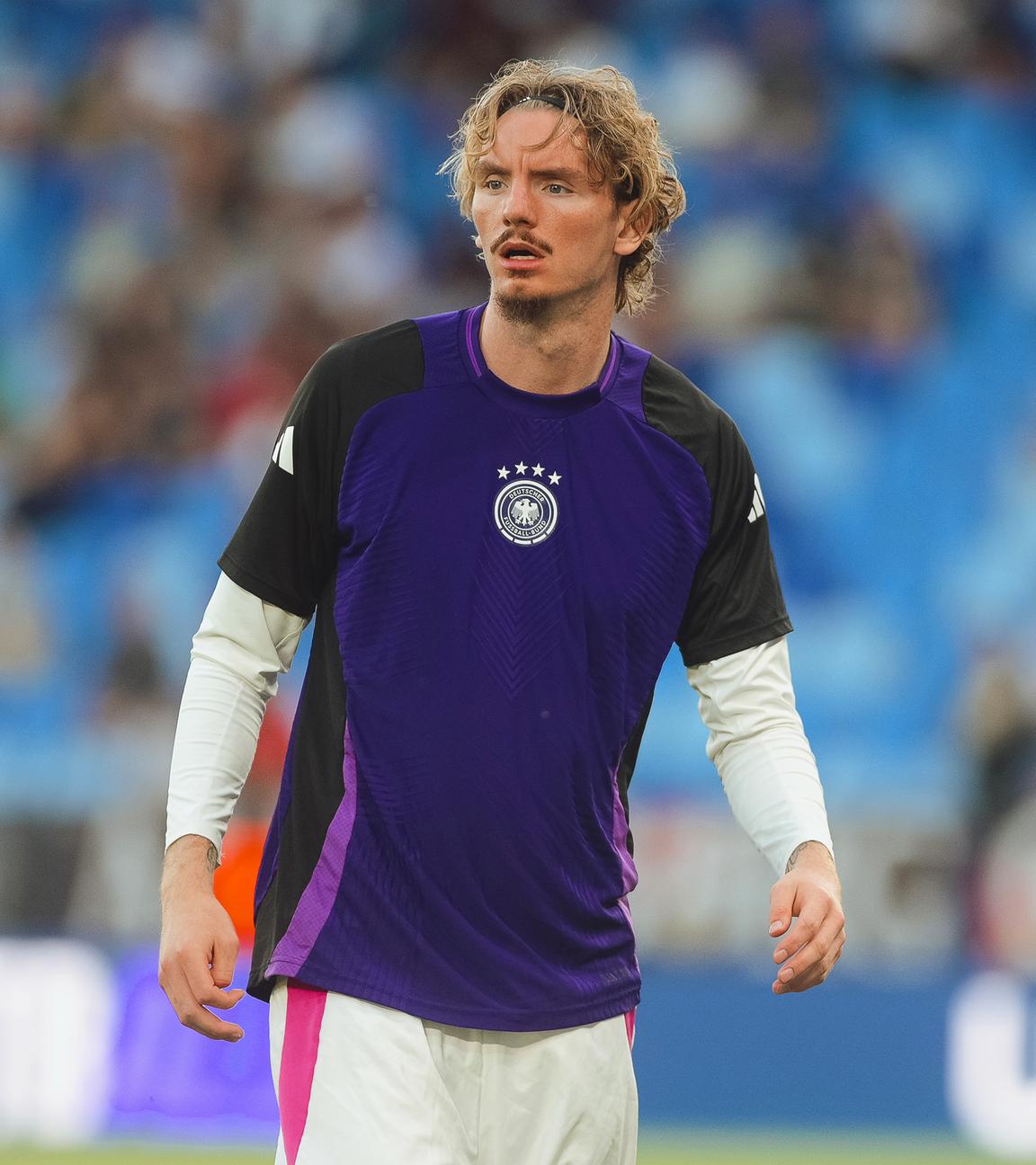 Nick Woltemade wärmt sich auf vor dem Finale der U21-EM gegen England.