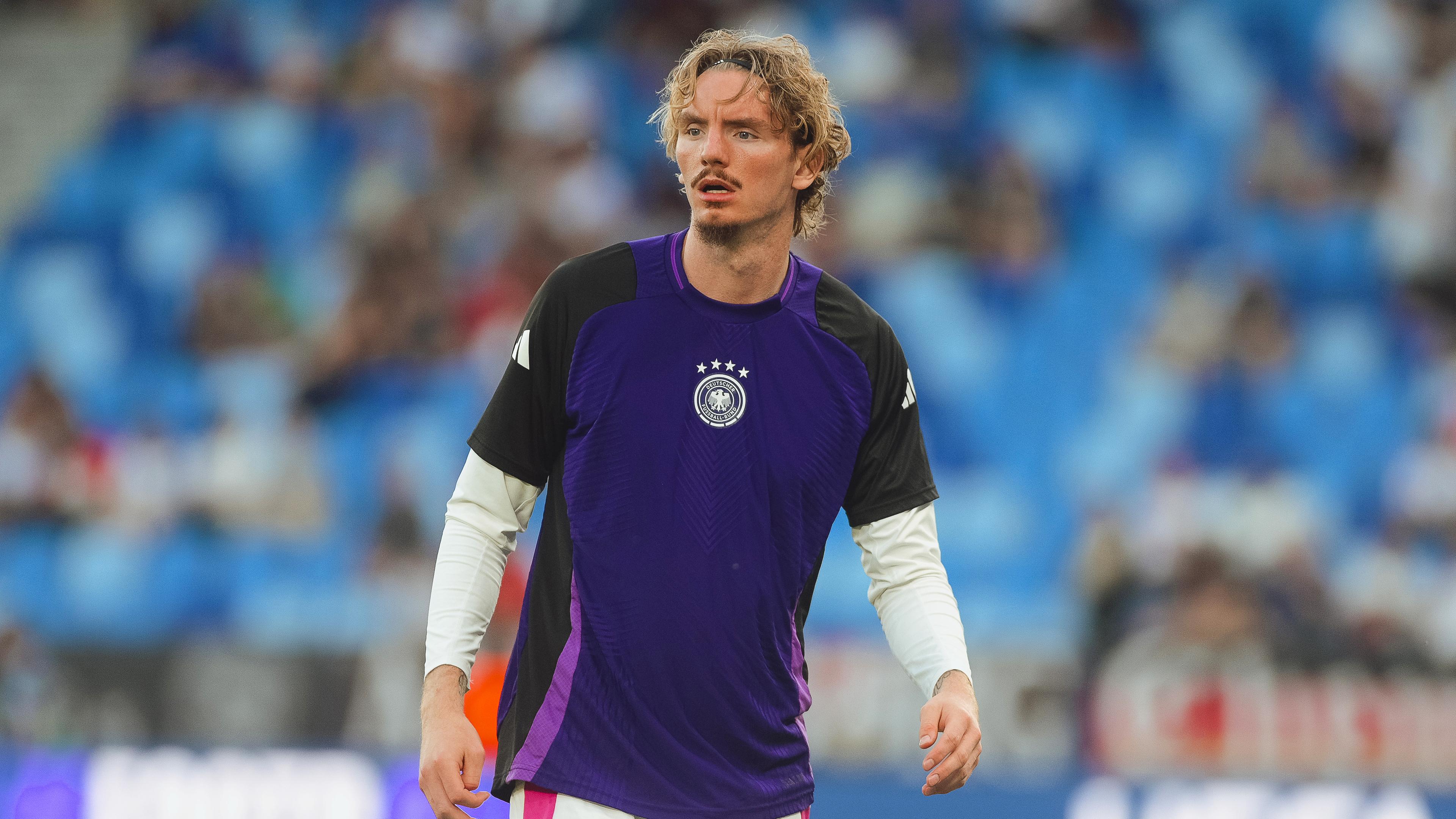 Nick Woltemade wärmt sich auf vor dem Finale der U21-EM gegen England.