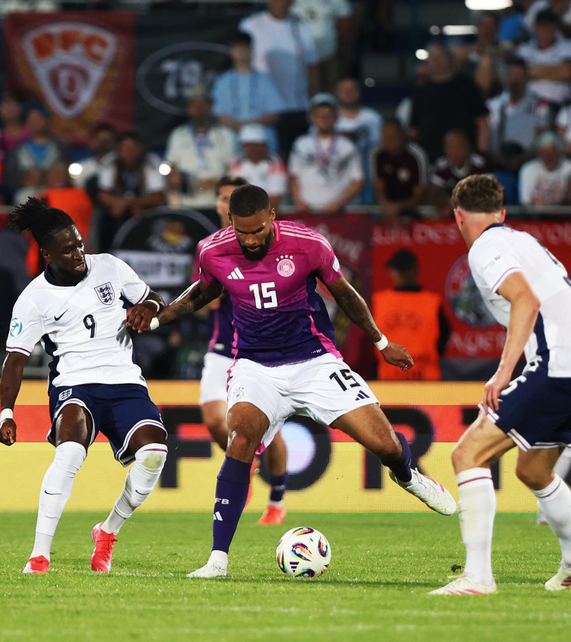 Deutschlands Jamil Siebert spielt den Ball.