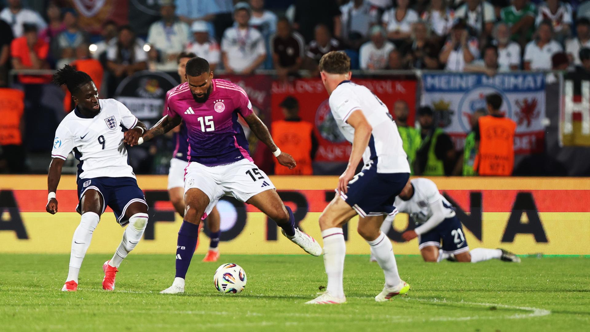 Deutschlands Jamil Siebert spielt den Ball.