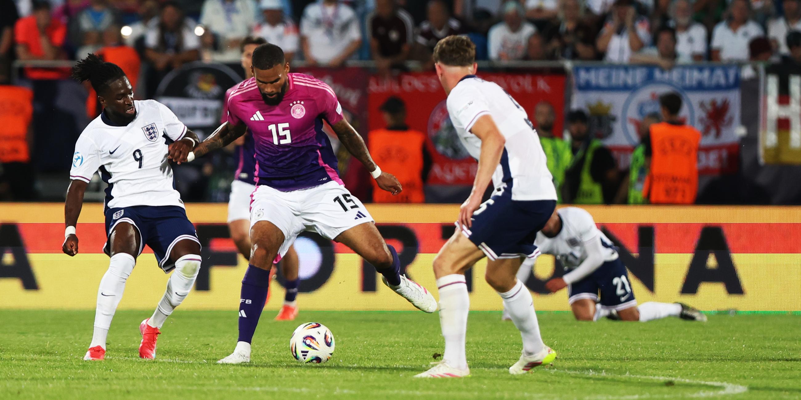 Deutschlands Jamil Siebert spielt den Ball.