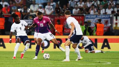 Deutschlands Jamil Siebert spielt den Ball.
