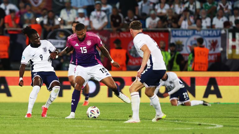 Deutschlands Jamil Siebert spielt den Ball.