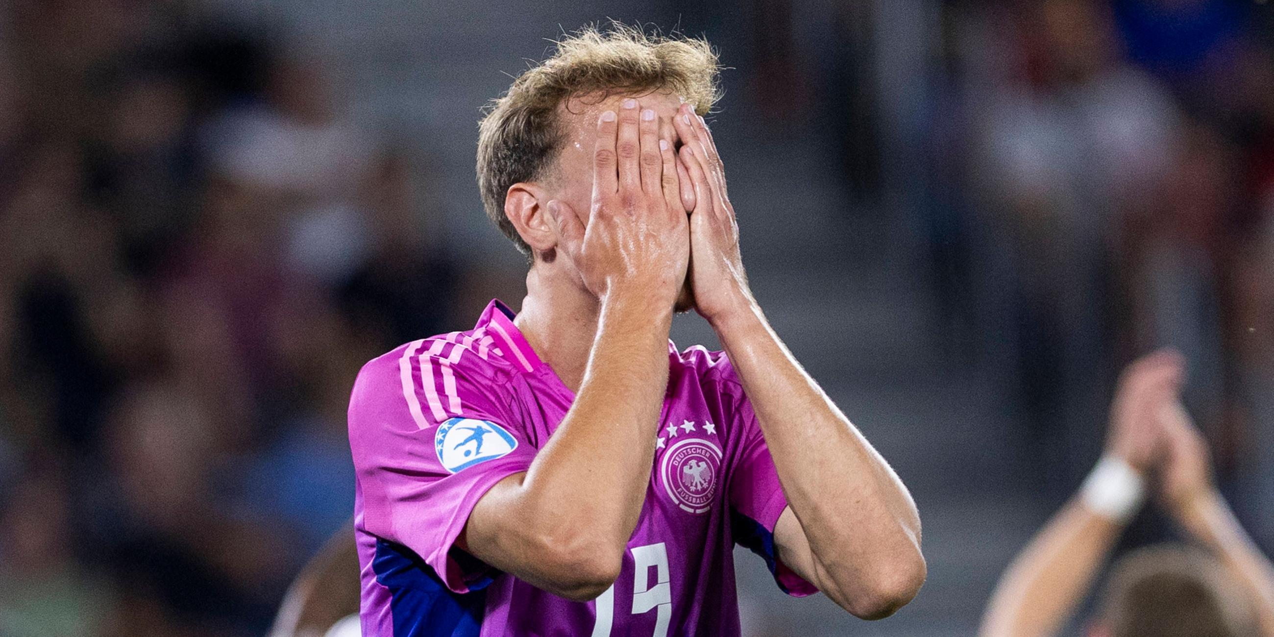 Deutschlands Nelson Weiper schlägt enttäuscht die Hände vors Gesicht.