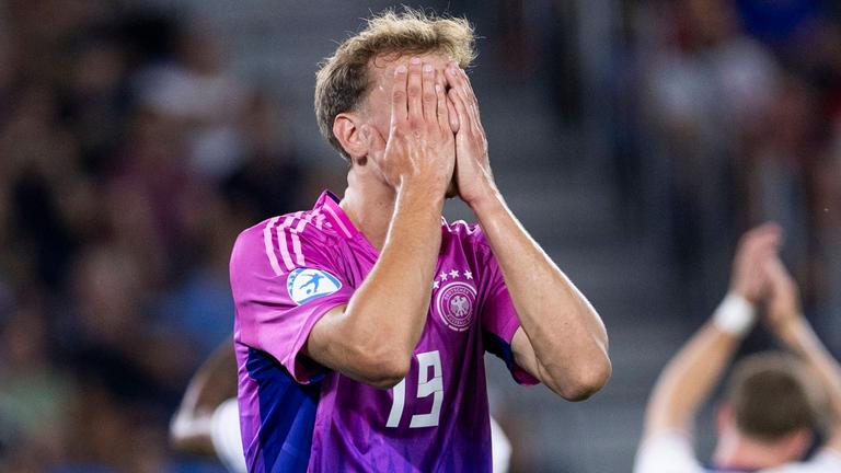 Deutschlands Nelson Weiper schlägt enttäuscht die Hände vors Gesicht.