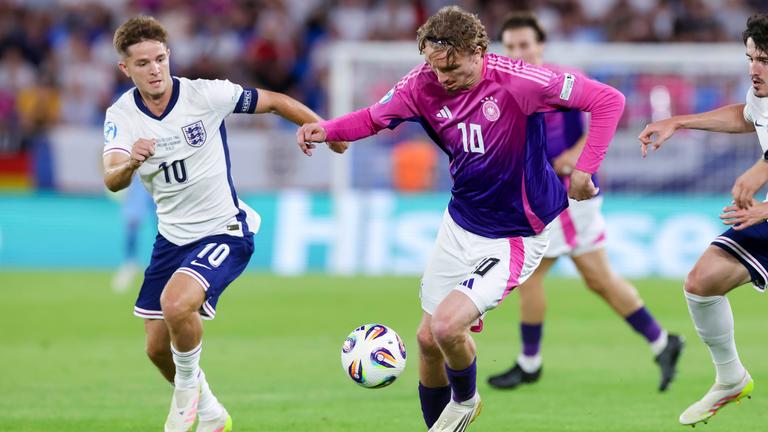 Deutschlands Nick Woltemade in Aktion gegen James McAtee von England.