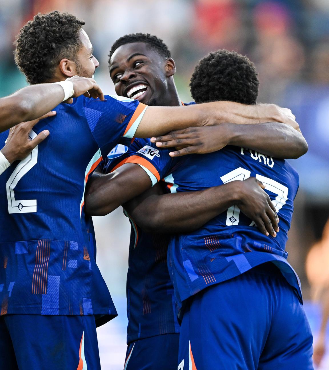 Der Niederländer Ernest Poku jubelt mit seiner Mannschaft nach seinem entscheidenden Treffer gegen Portugal.