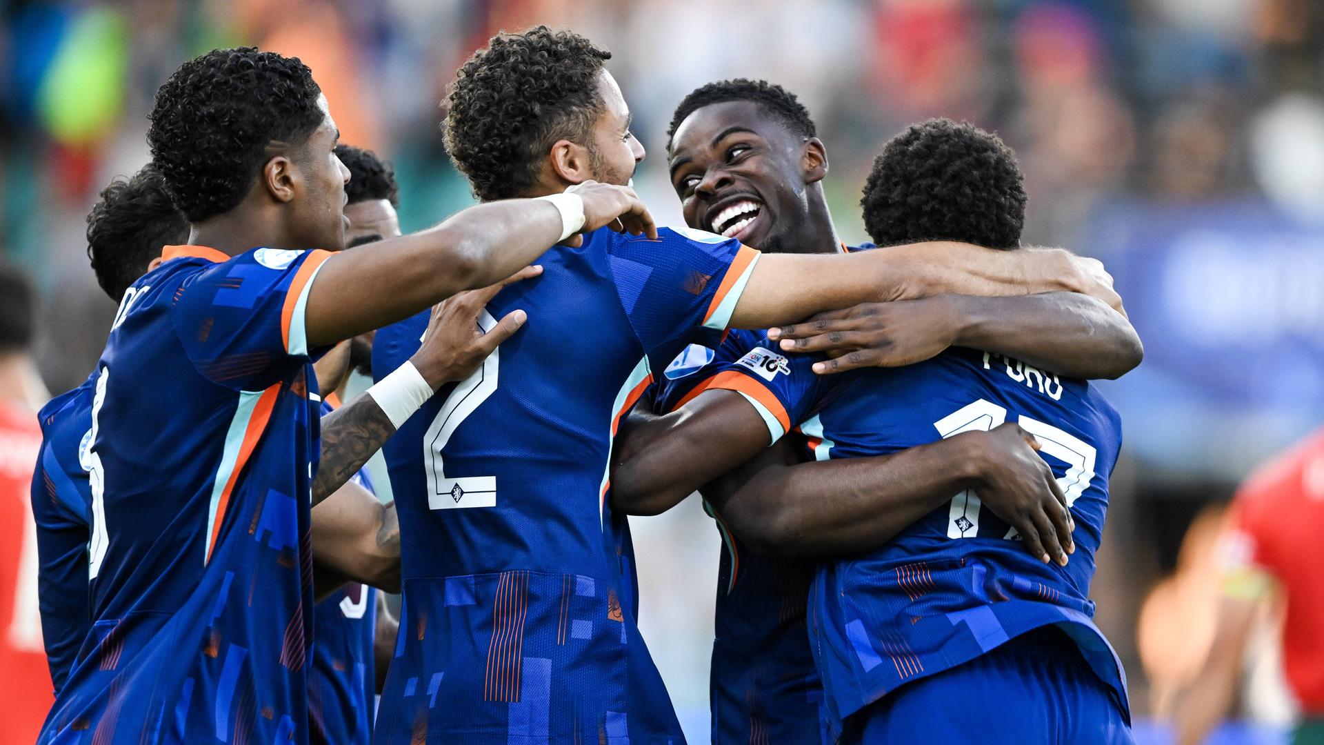 Der Niederländer Ernest Poku jubelt mit seiner Mannschaft nach seinem entscheidenden Treffer gegen Portugal.
