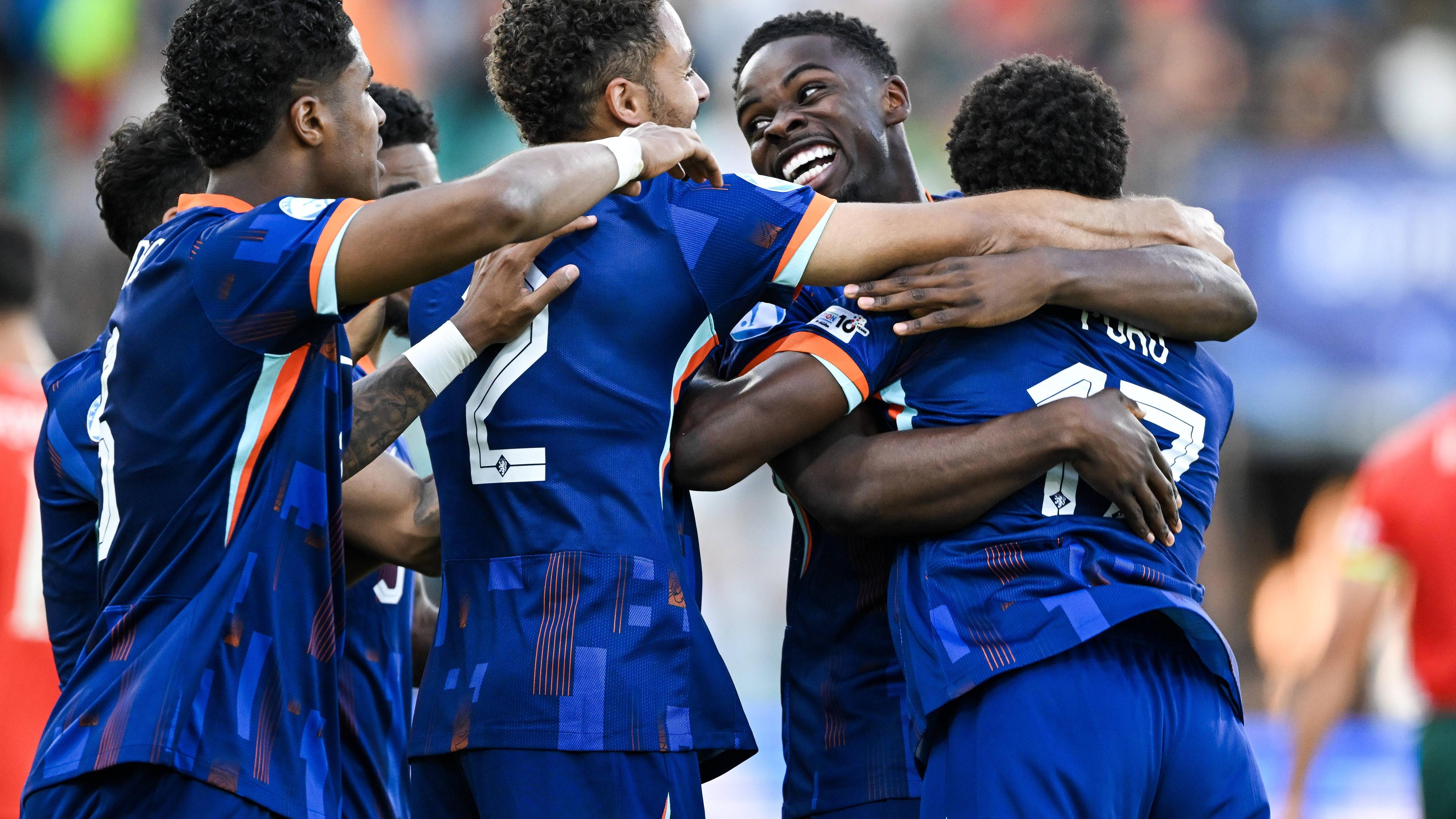 Der Niederländer Ernest Poku jubelt mit seiner Mannschaft nach seinem entscheidenden Treffer gegen Portugal.