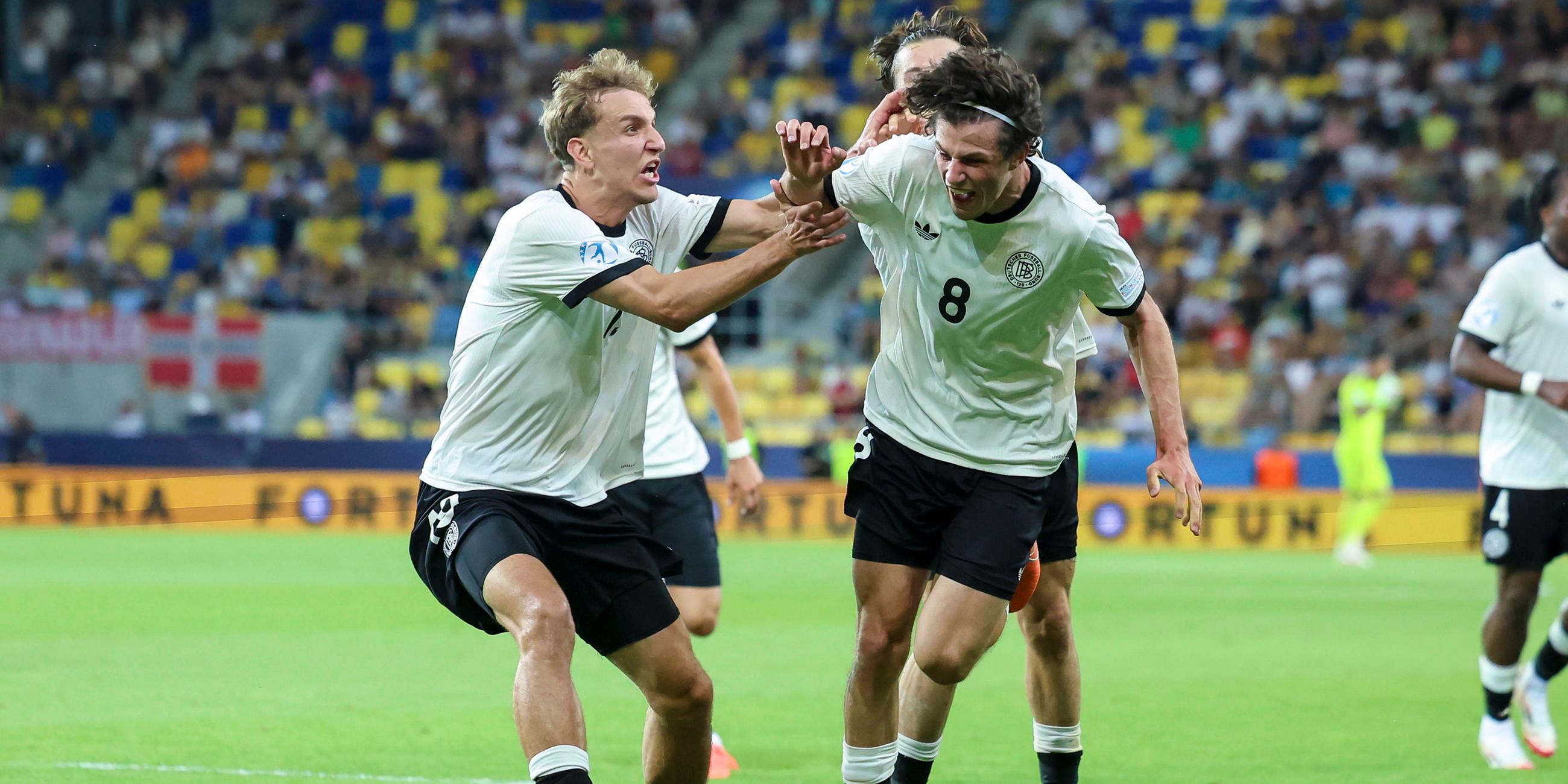 Merlin Röhl (r) bejubelt mit Nelson Weiper seinen Siegtreffer zum 3:2 gegen Italien bei der U21-EM.