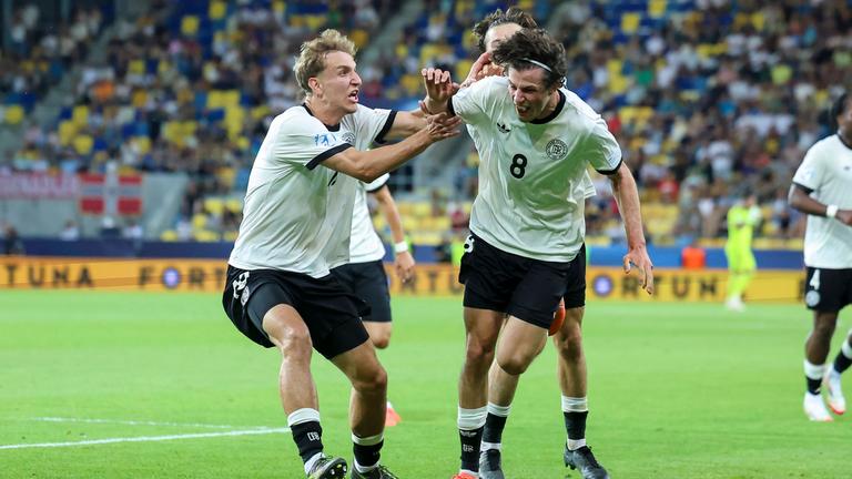 Merlin Röhl (r) bejubelt mit Nelson Weiper seinen Siegtreffer zum 3:2 bei der U21-EM