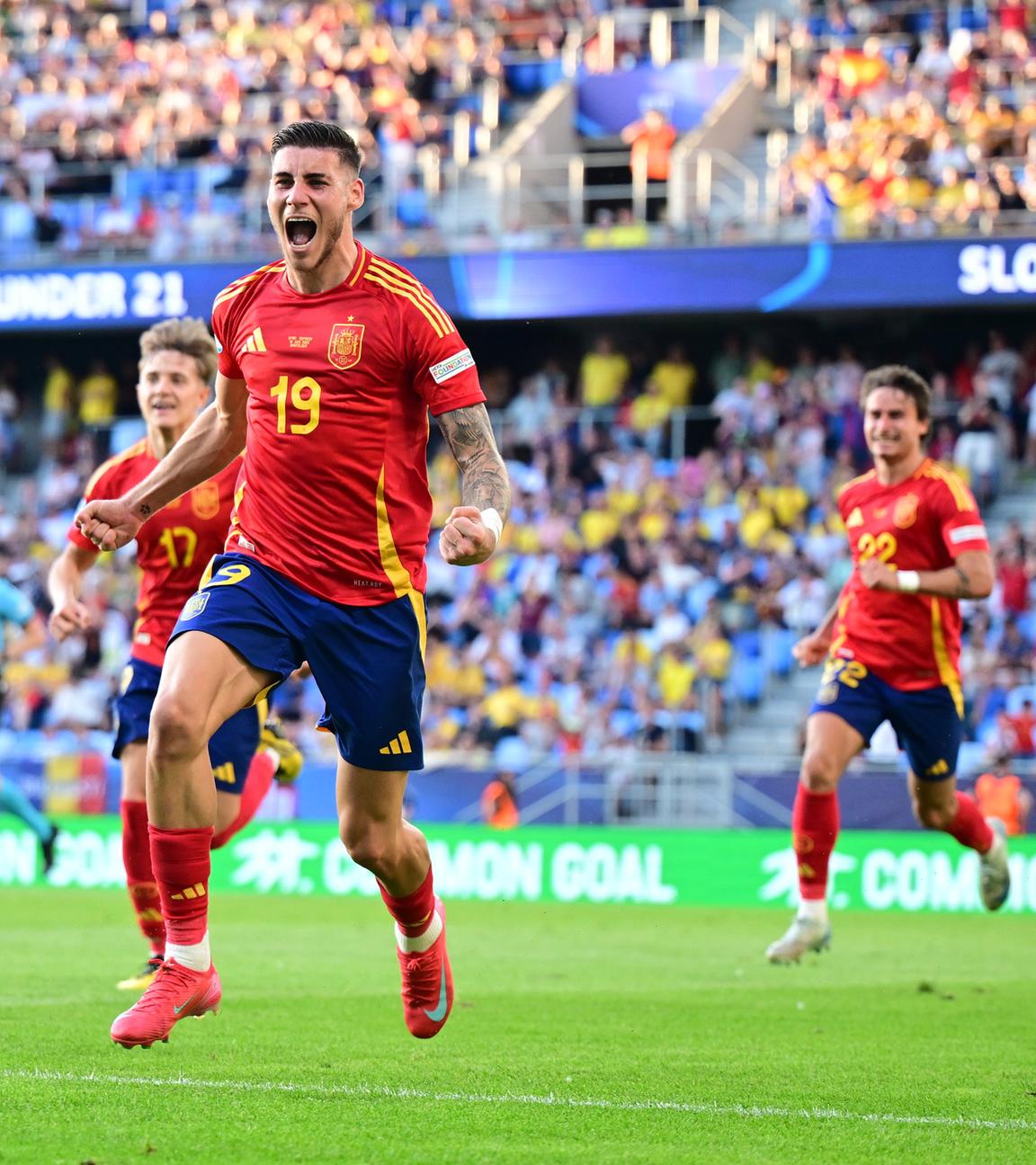 Roberto Fernandez erzielt für Spanien das 2:1