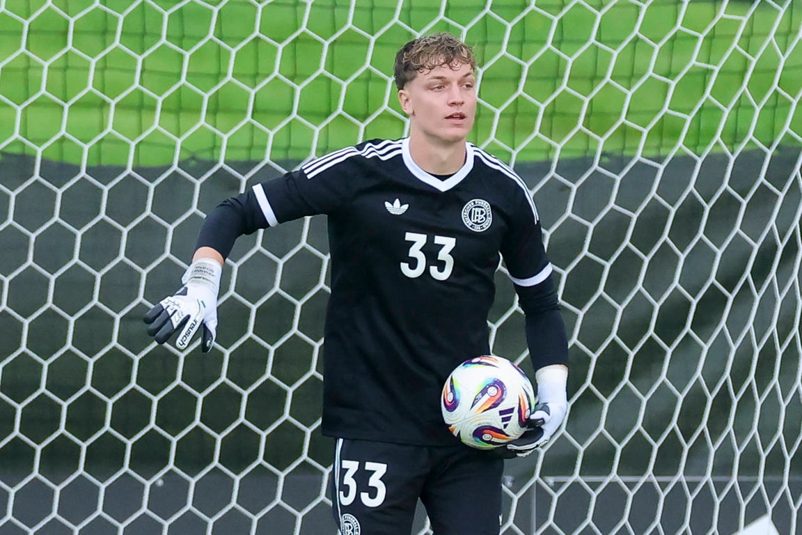 U21-EM Torwart mit Ball in der Hand (Symbolbild)