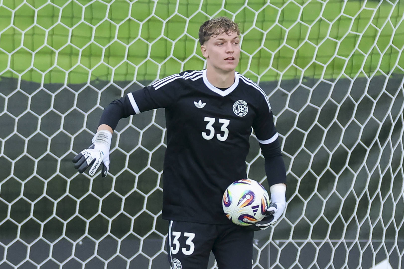 U21-EM Torwart mit Ball in der Hand (Symbolbild)