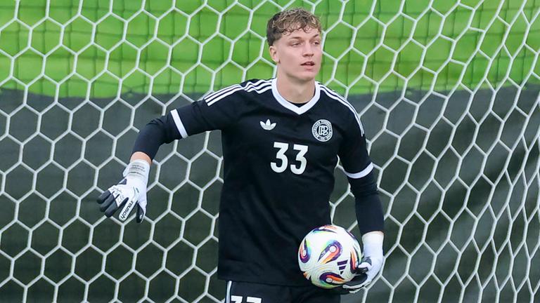 U21-EM Torwart mit Ball in der Hand (Symbolbild)