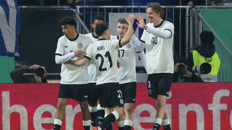 Nick Woltemade (Germany) bejubelt seinen Treffer mit den Teamkollegen, International Friendly, U21 Germany and U21 Spain, Darmstadt am 25. March 2025 in Stadion am Boellenfalltor, Deutschland.