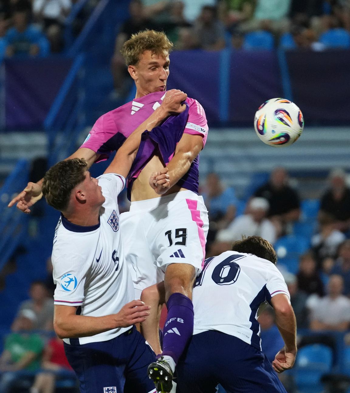 Deutschlands Nelson Weiper (oben) trifft zum 2:0 für die DFB-Junioren im U21-EM-Vorrundenspiel gegen England