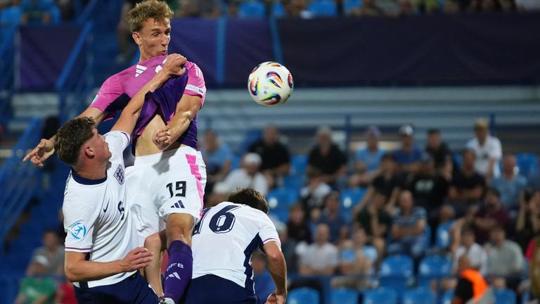 Deutschlands Nelson Weiper (oben) trifft zum 2:0 für die DFB-Junioren im U21-EM-Vorrundenspiel gegen England