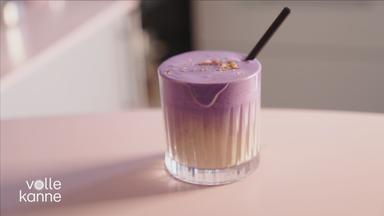 Ube-Wurzel-Latte zubereitet aus dem Superfood Ube-Wurzel