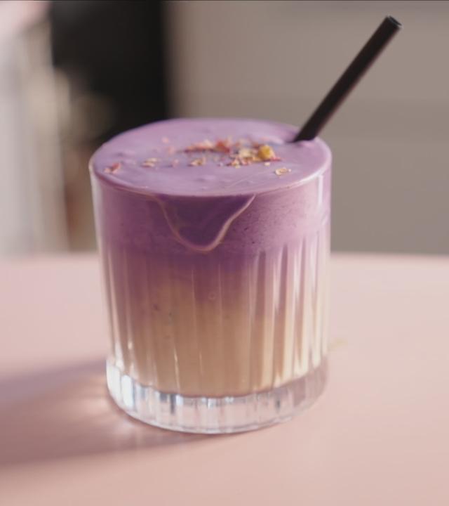 Ube-Wurzel-Latte zubereitet aus dem Superfood Ube-Wurzel
