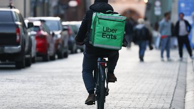 Uber Eats Kurier auf dem Fahrrad