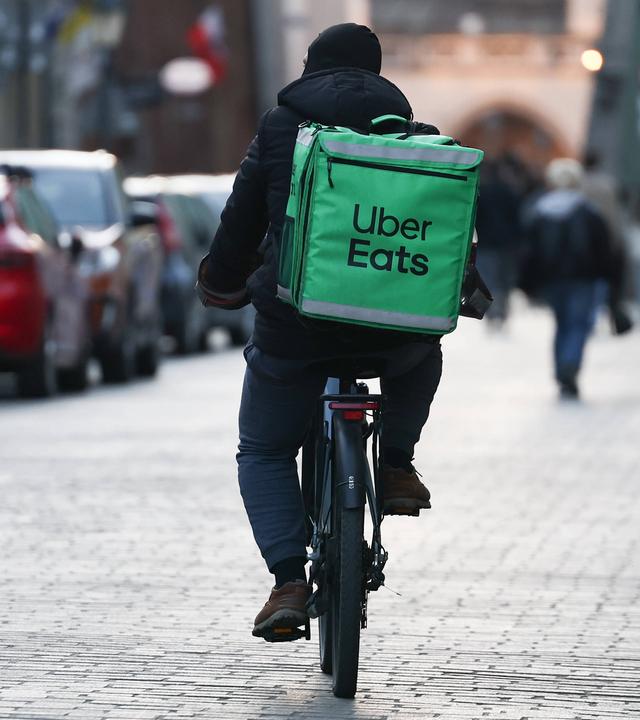 Uber Eats Kurier auf dem Fahrrad