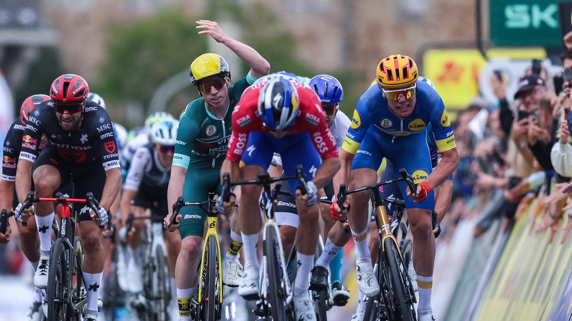 Danny Van Poppel (Red Bull – BORA – hansgrohe, Mitte) und Søren Wærenskjold (Uno-X Mobility, links) bei der 3. Etappe der LIDL Deutschland Tour 2025 von Arnsberg nach Kassel.