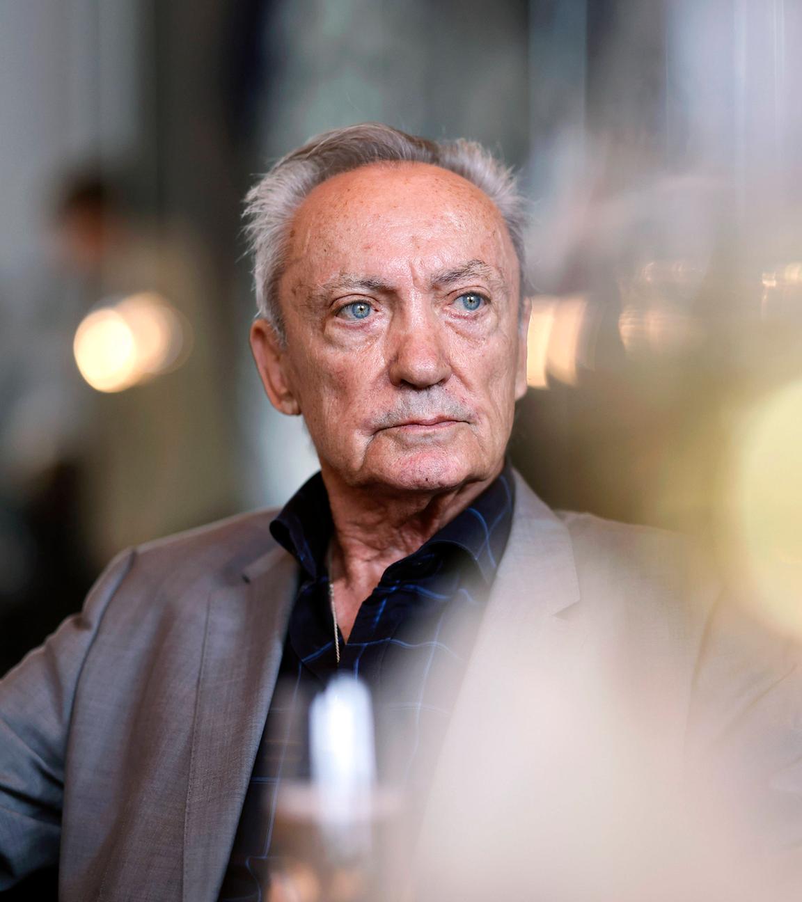 Schauspieler Udo Kier bei seiner Eintragung ins Gästebuch der Stadt Köln am 30.09.2024.