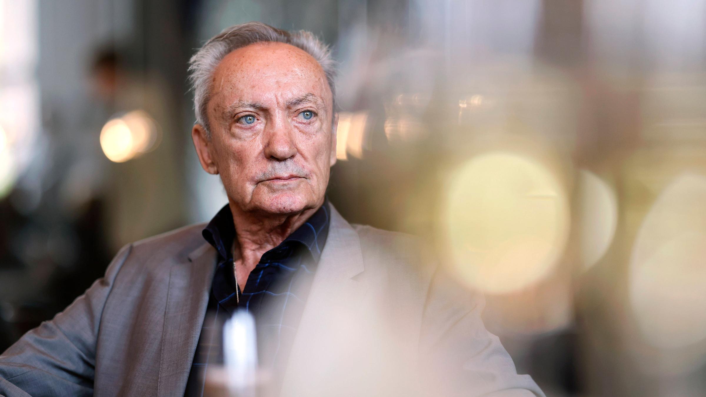Schauspieler Udo Kier bei seiner Eintragung ins Gästebuch der Stadt Köln am 30.09.2024.