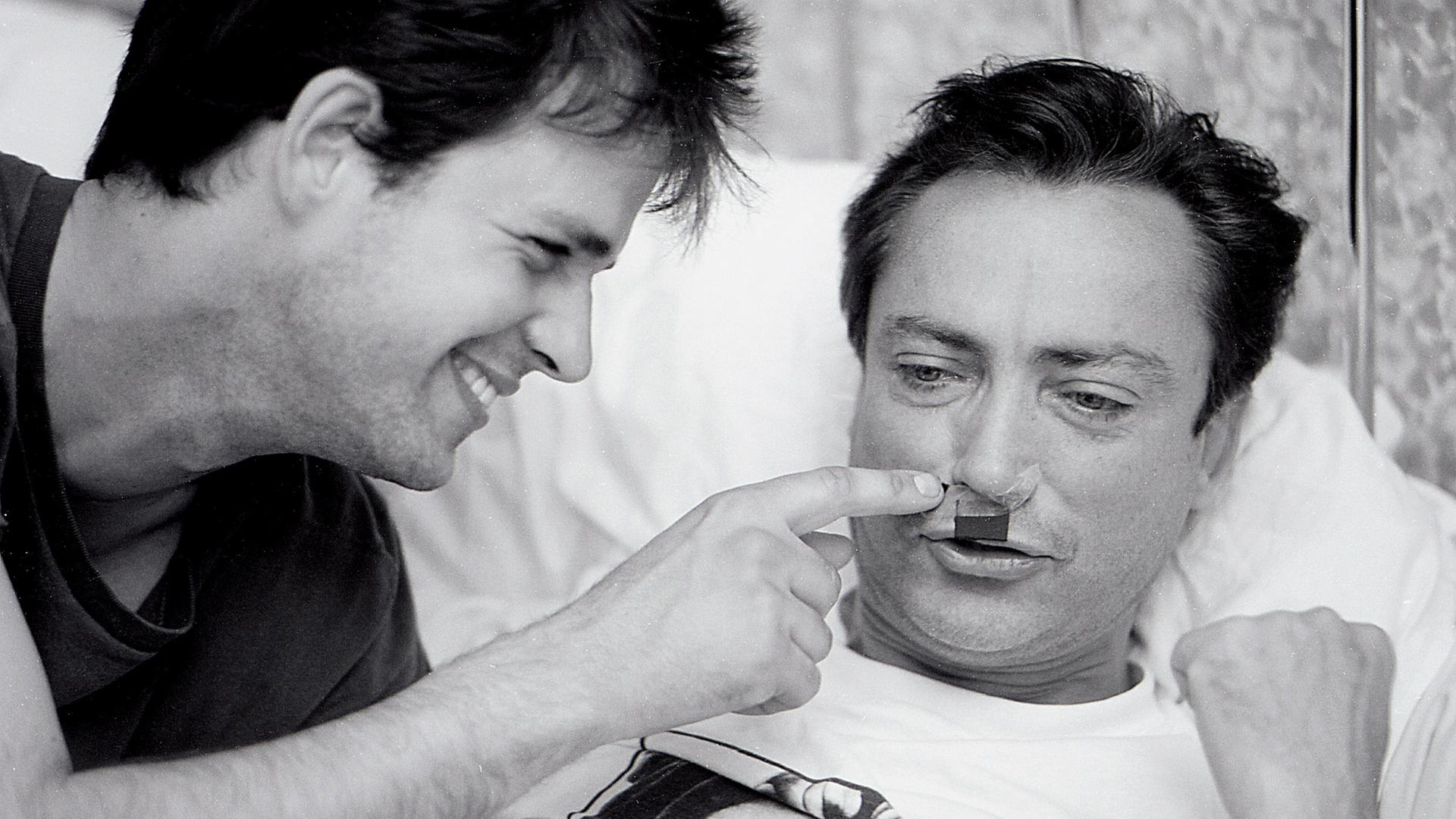 Christof Schlingensief mit Udo Kier 1989 bei der Hamburger Premiere des Films "100 Jahre Adolf Hitler oder Die letzte Stunde im Führerbunker" in Hamburg.