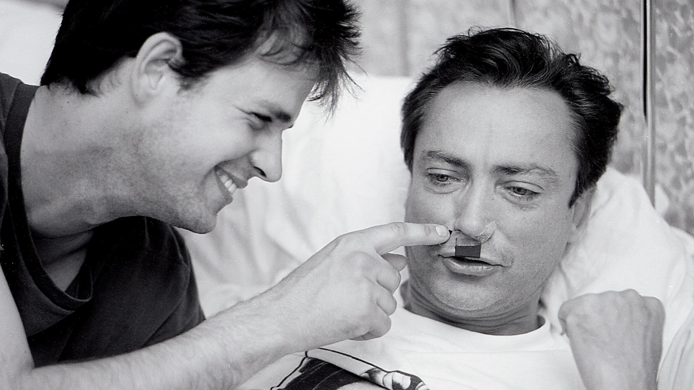 Christof Schlingensief mit Udo Kier 1989 bei der Hamburger Premiere des Films "100 Jahre Adolf Hitler oder Die letzte Stunde im Führerbunker" in Hamburg.