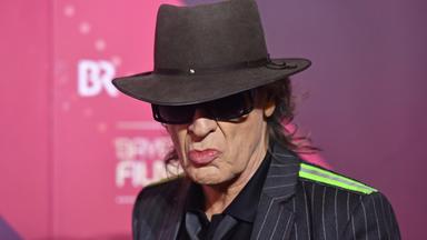 Udo Lindenberg mit Hut und Anzug
