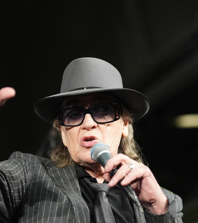 Udo Lindenberg singt auf einer Bühne in Hamburg.