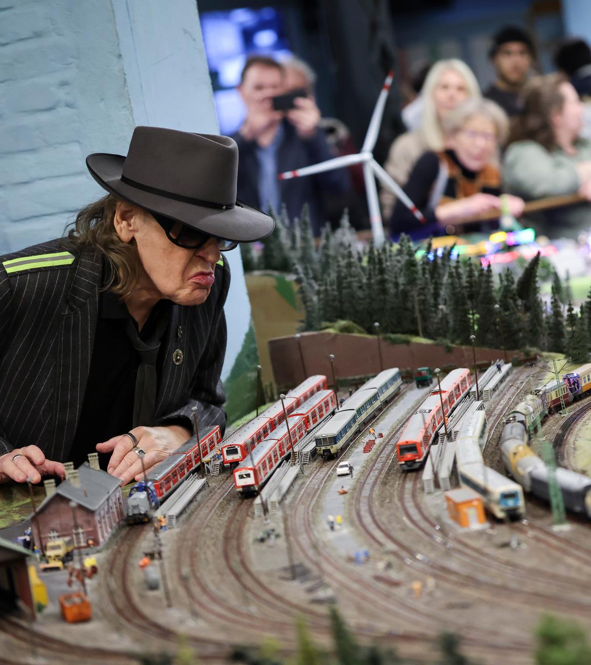 Musiker Udo Lindenberg eröffnet den Miniatur-Zug «Panik-Express» bei einem Pressetermin im Miniatur Wunderland. Auf dem rechten Gleis ist der Panik-Express unterwegs.