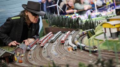 Musiker Udo Lindenberg eröffnet den Miniatur-Zug «Panik-Express» bei einem Pressetermin im Miniatur Wunderland. Auf dem rechten Gleis ist der Panik-Express unterwegs.