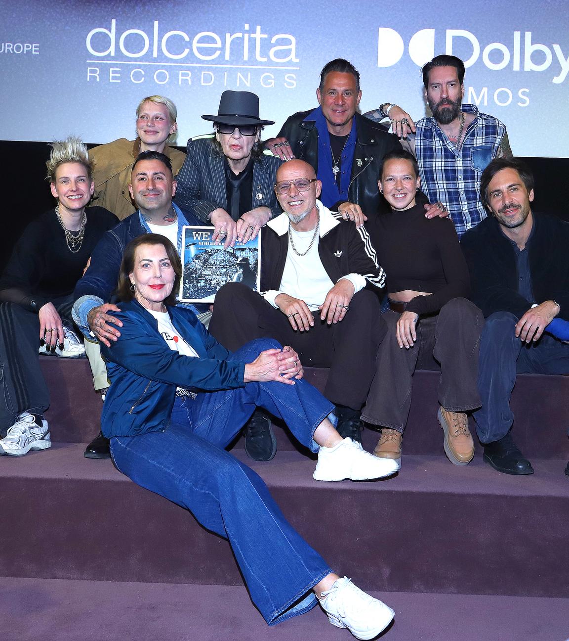 Udo Lindenberg mit seinen Freunden nach der LP Präsentation im Astor -Kino- vorne Rita Flügge-Timm die alles organisiert hat Udo Lindenberg: Plattenpräsentation im Astor-Kino-Hamburg: "we Love Udo" - Künstler von Peter Maffay bis Max Giesinger covern die besten Udo Lindenberg-Songs