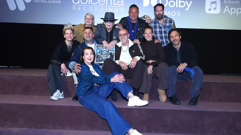 Udo Lindenberg mit seinen Freunden nach der LP Präsentation im Astor -Kino- vorne Rita Flügge-Timm die alles organisiert hat Udo Lindenberg: Plattenpräsentation im Astor-Kino-Hamburg: "we Love Udo" - Künstler von Peter Maffay bis Max Giesinger covern die besten Udo Lindenberg-Songs