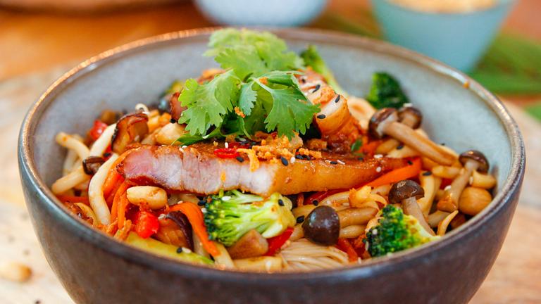 Udon-Bowl mit Schweinebauch